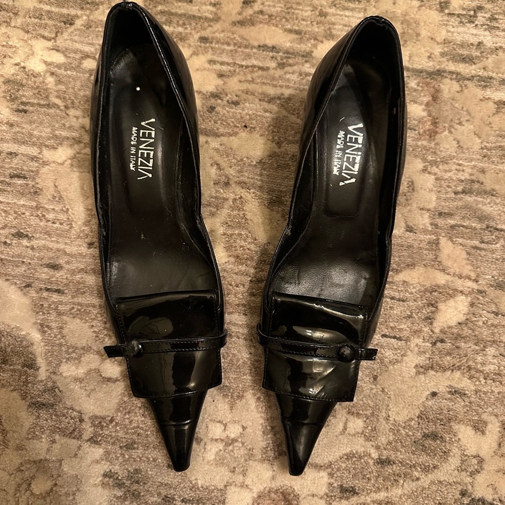 Venezia Glossy Black Women's Heels 2.5 inches kitten heel.